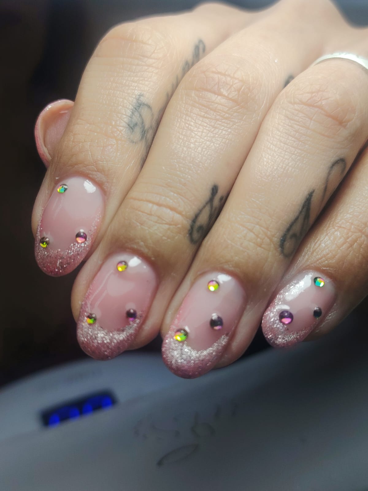 Uñas decoradas piedras brillos fiesta
